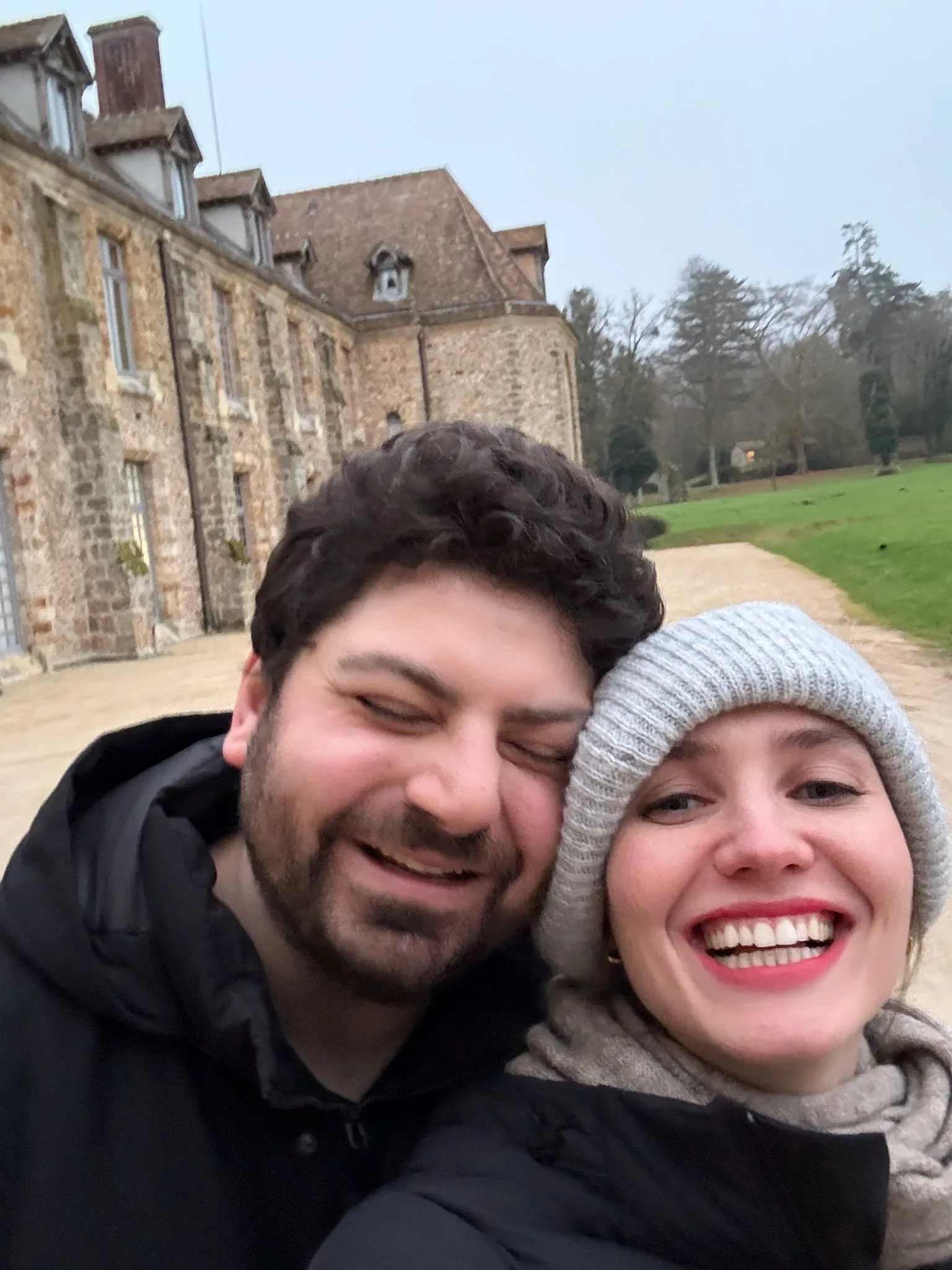 Diane et Mark, selfie devant un château en hiver