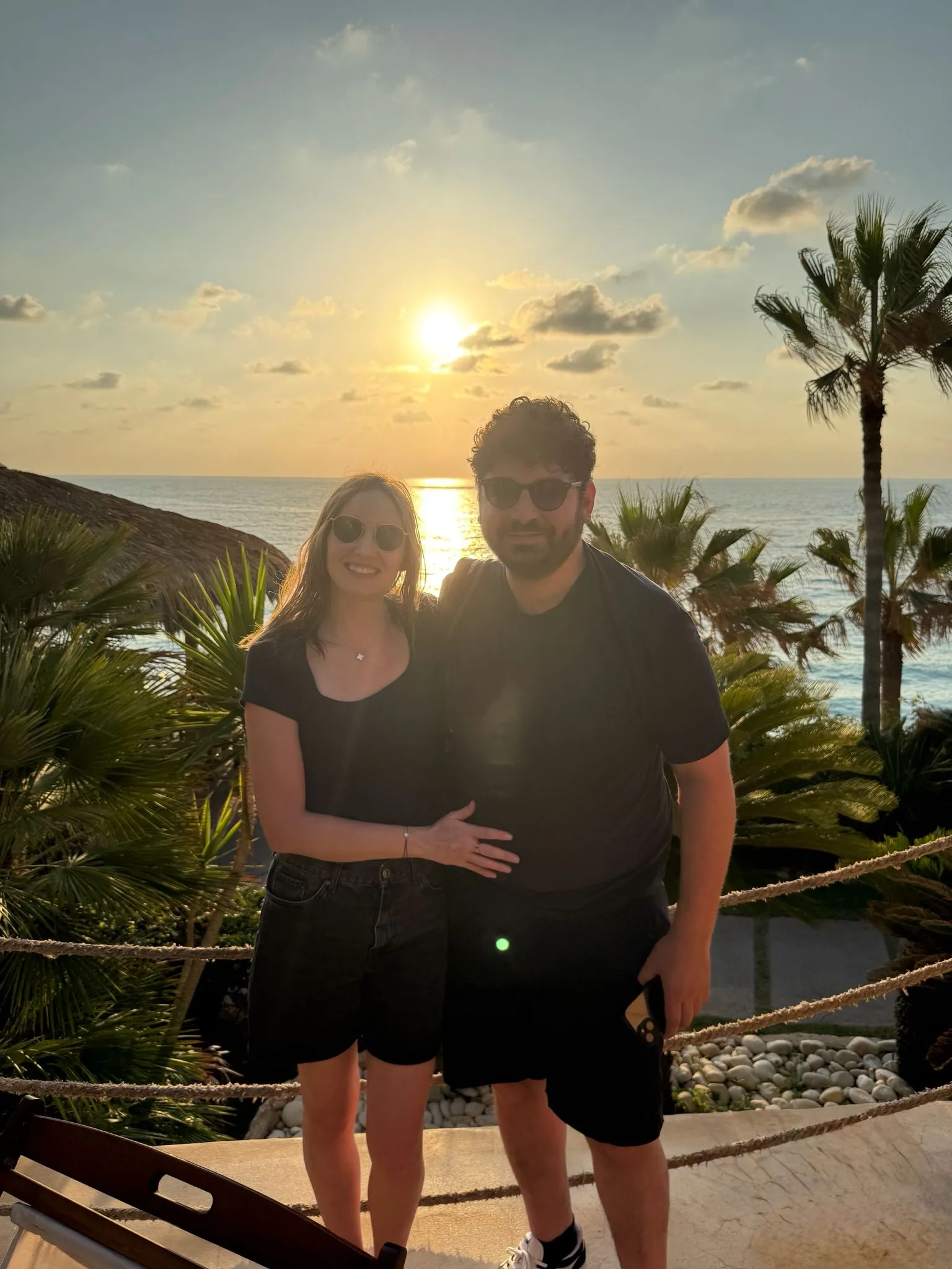 Diane et Mark devant un coucher de soleil au bord de la mer